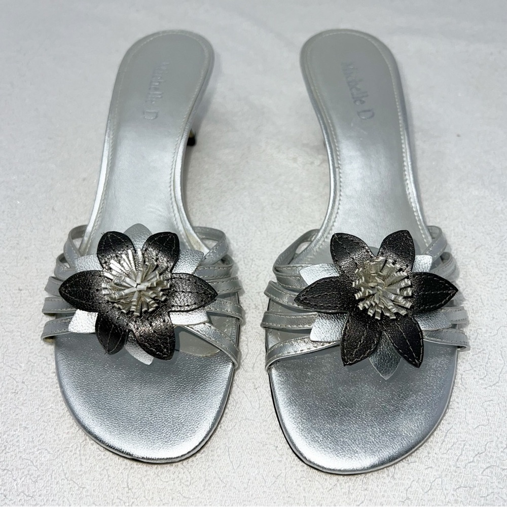 Michelle D sandals/ kitten heels silver leather with floral detail size 7 - Picture 8 of 15